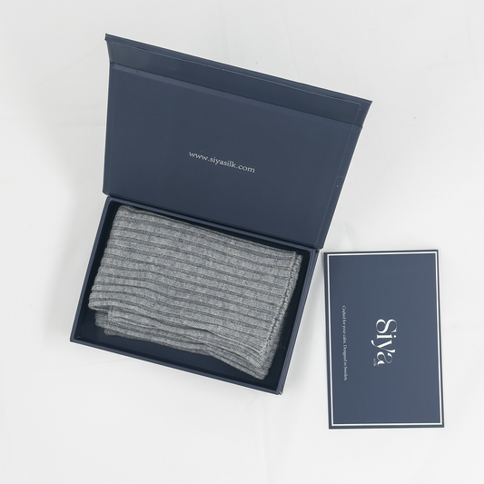 Siya Halsduk i Mullbärssilke och Bomull i Grå